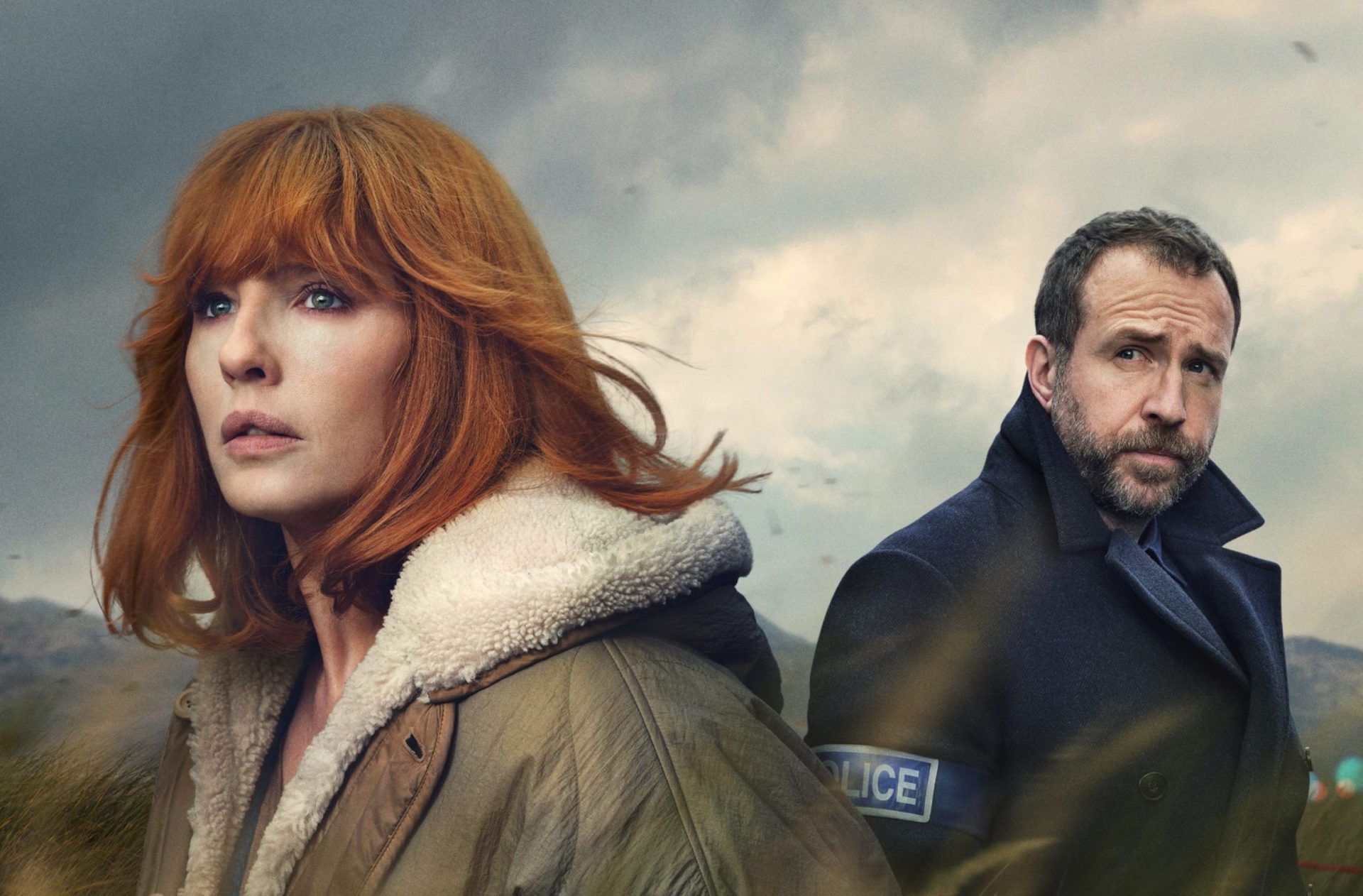 Serialul „Under Salt Marsh”, un thriller captivant cu elemente de dramă psihologică, promite să țină cu sufletul la gură telespectatorii, începând cu premisele unei crime într-un oraș galez fictiv