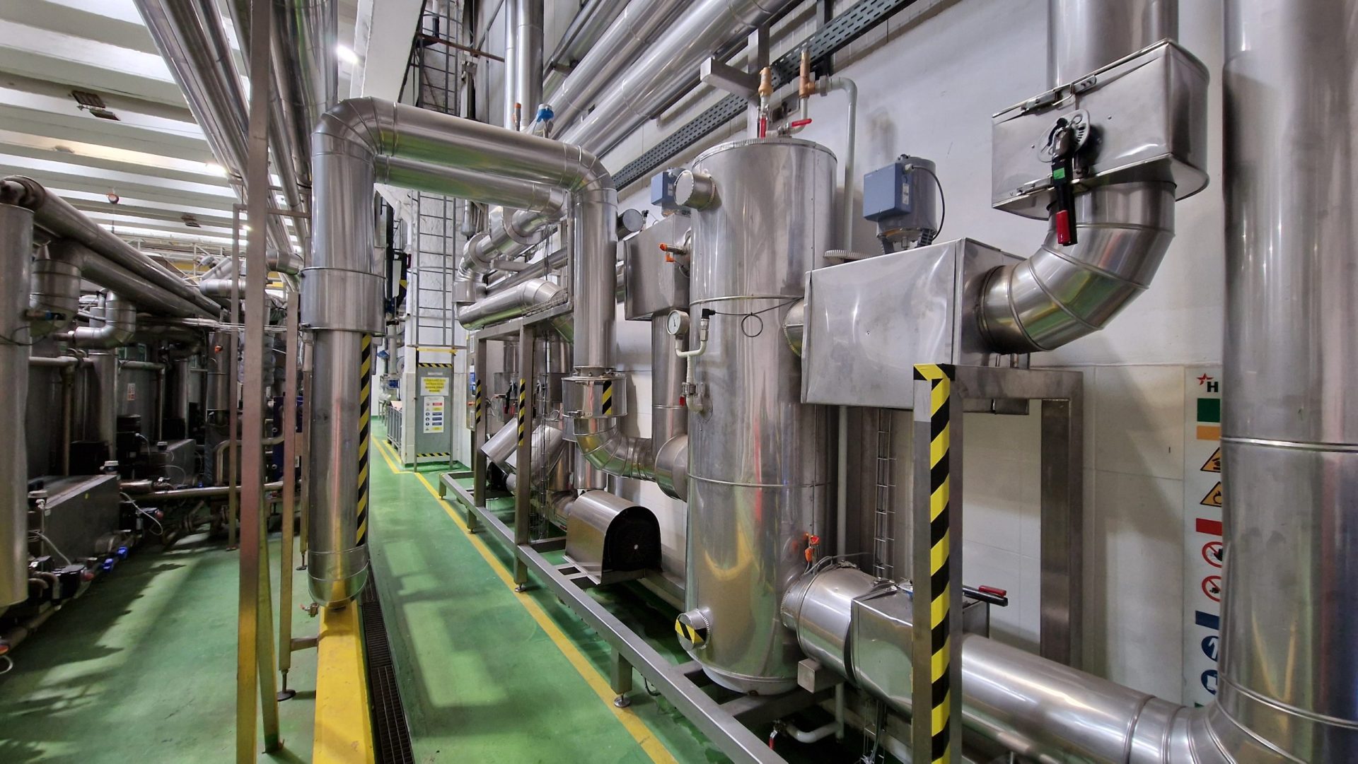 HEINEKEN a investit 12 milioane de euro în modernizarea fabricii din România București – Producătorul de bere HEINEKEN a finalizat o investiție de aproximativ 12 milioane de euro într-un proiect de modernizare a fabricii sale din România, implementat în doar nouă luni, pe parcursul anului 2025