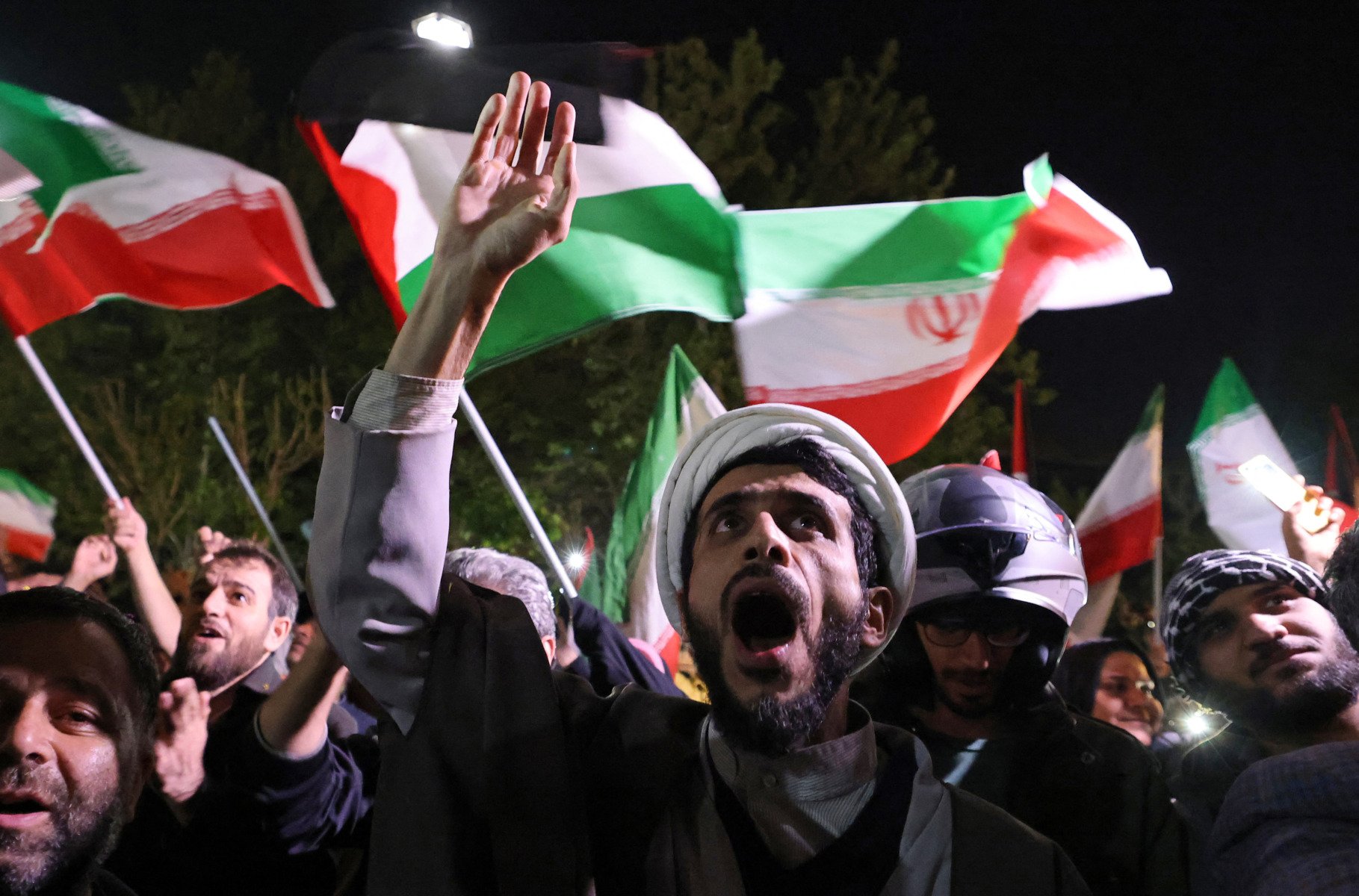 Iraniienii, scut uman lângă centrale: Proteste pe poduri