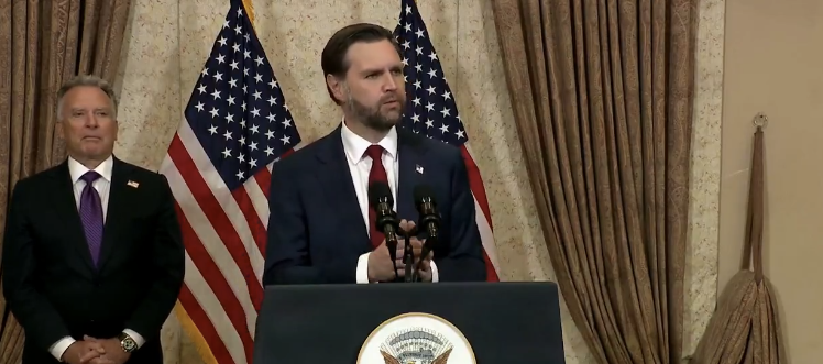 VANCE revine în SUA: Misiunea în Iran, fără succes încheierea războiului