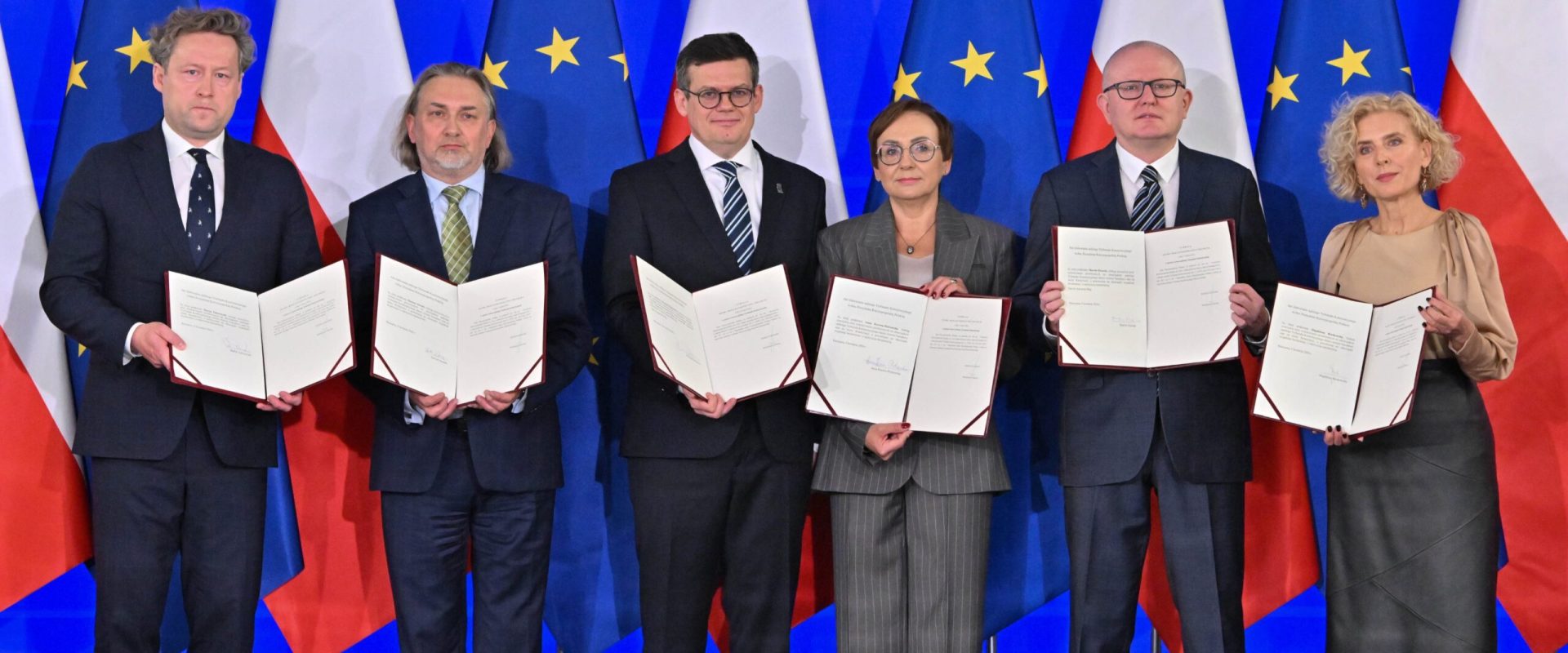 Criza statului de drept din Polonia a intrat într-o nouă fază joi, după ce parlamentul a organizat o ceremonie de învestire pentru patru judecători la Tribunalul Constituțional (TK)