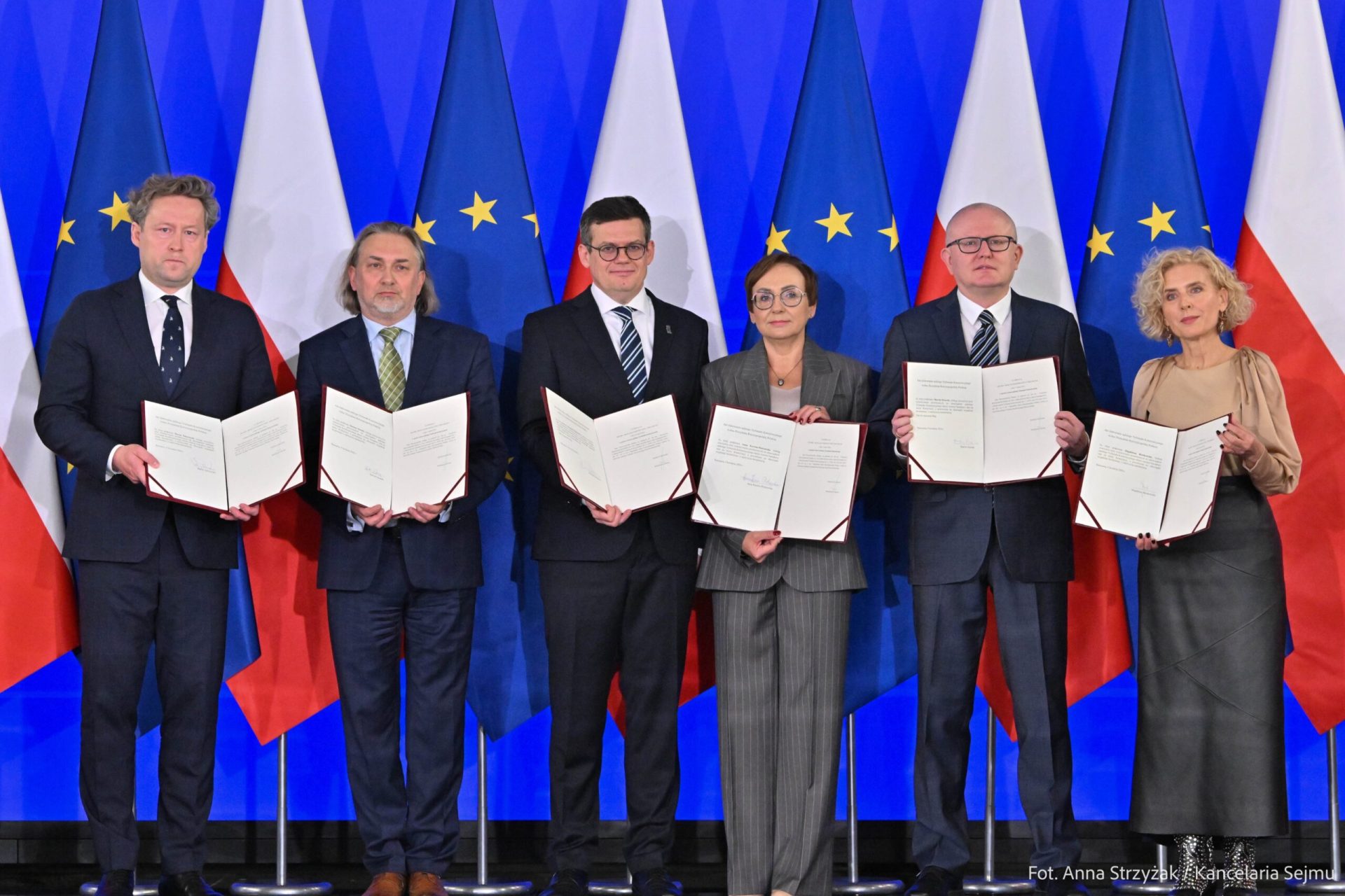 Criza statului de drept din Polonia a intrat într-o nouă fază joi, după ce parlamentul a organizat o ceremonie de învestire pentru patru judecători la Tribunalul Constituțional (TK)
