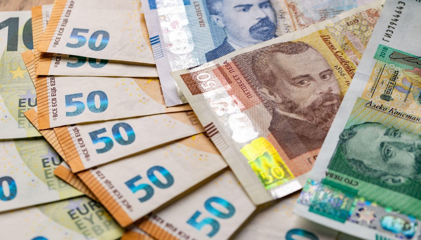 Ce se întâmplă cu leva în România după adoptarea euro de către Bulgaria Odată cu trecerea oficială a Bulgariei la moneda euro, vechea monedă națională, leva, nu mai poate fi folosită în tranzacțiile comerciale