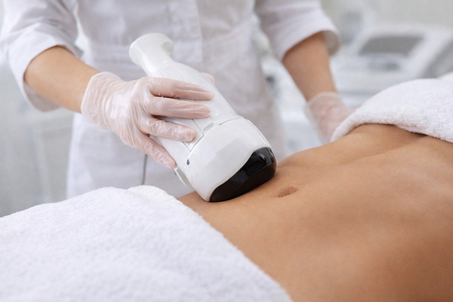 Liposucția fără bisturiu: Cum funcționează și cui i se adresează procedura liposonix?