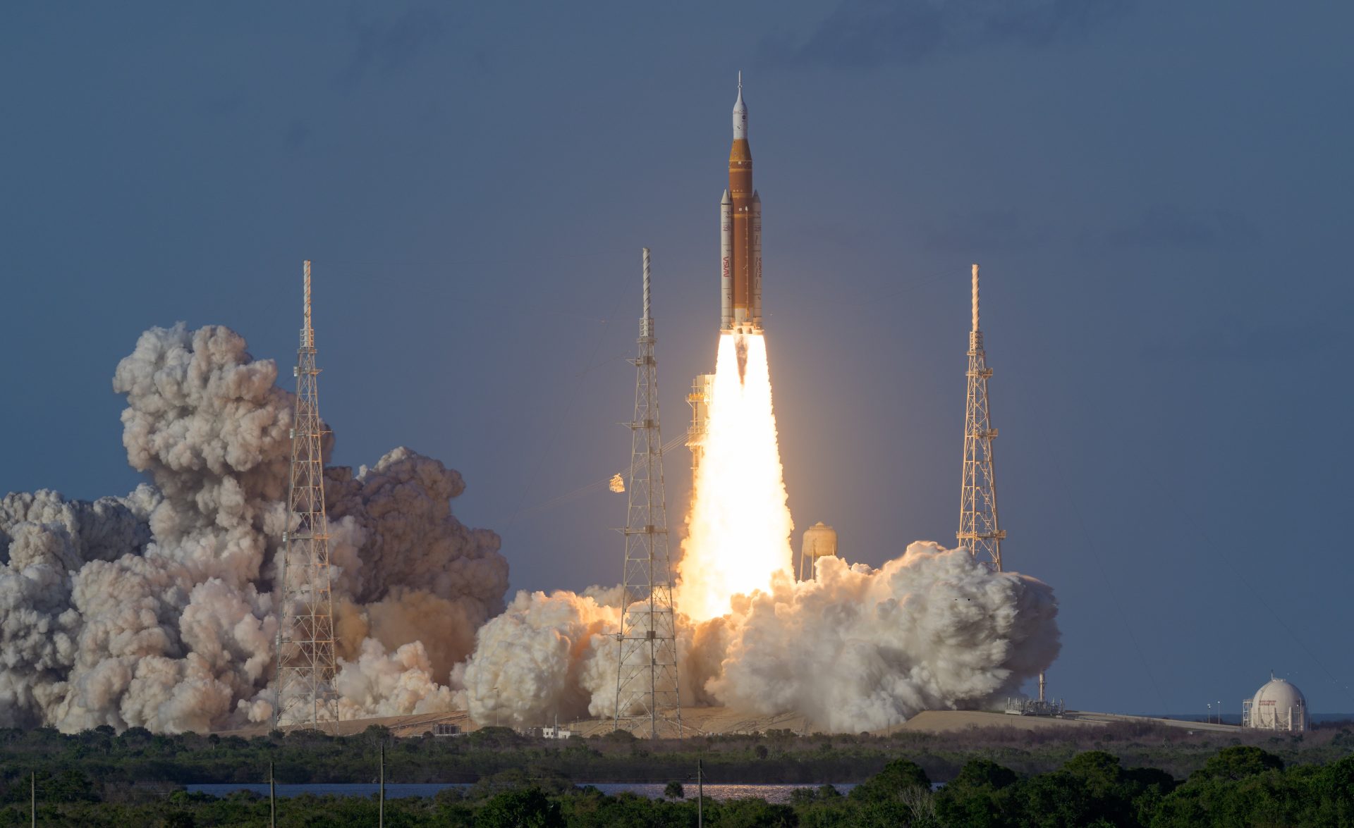 Artemis II: Misiunea NASA către Lună a decolat cu succes Misiunea Artemis II a NASA, prima misiune cu echipaj uman care va zbura în jurul Lunii după peste 50 de ani, a decolat cu succes de la Centrul Spațial Kennedy din Florida la ora 18:35, ora locală (01:35 ora României)