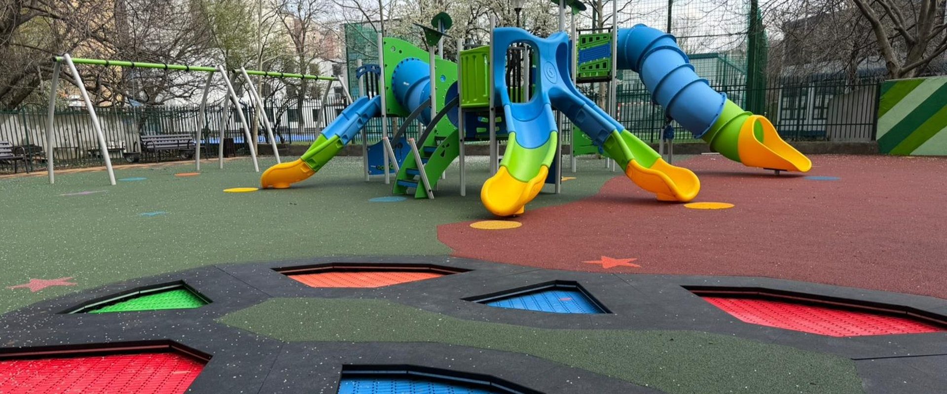 Un nou loc de joacă s-a deschis în Sectorul 6: Copiii se pot bucura de leagăne, tobogane și un echipament special pentru cei cu dizabilități Sectorul 6 al Capitalei are, începând de sâmbătă, 4 aprilie 2026, un nou loc de joacă