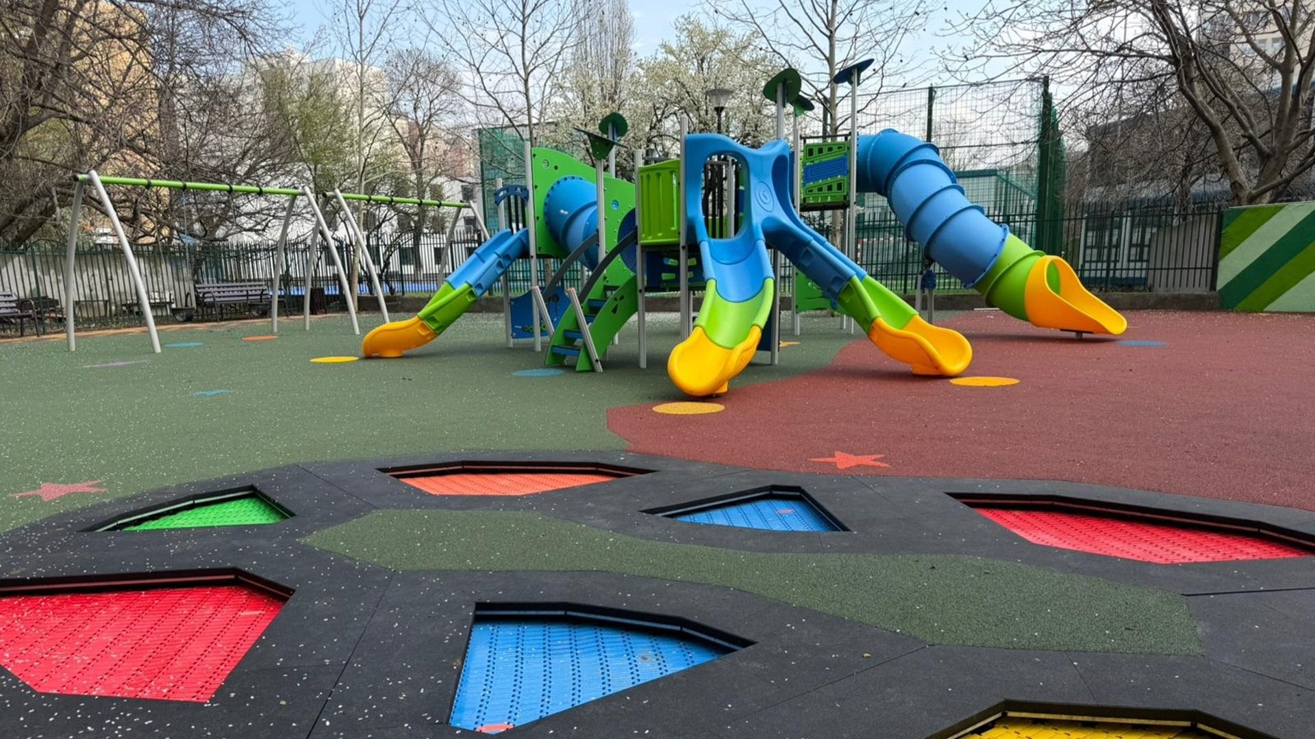 Un nou loc de joacă s-a deschis în Sectorul 6: Copiii se pot bucura de leagăne, tobogane și un echipament special pentru cei cu dizabilități Sectorul 6 al Capitalei are, începând de sâmbătă, 4 aprilie 2026, un nou loc de joacă