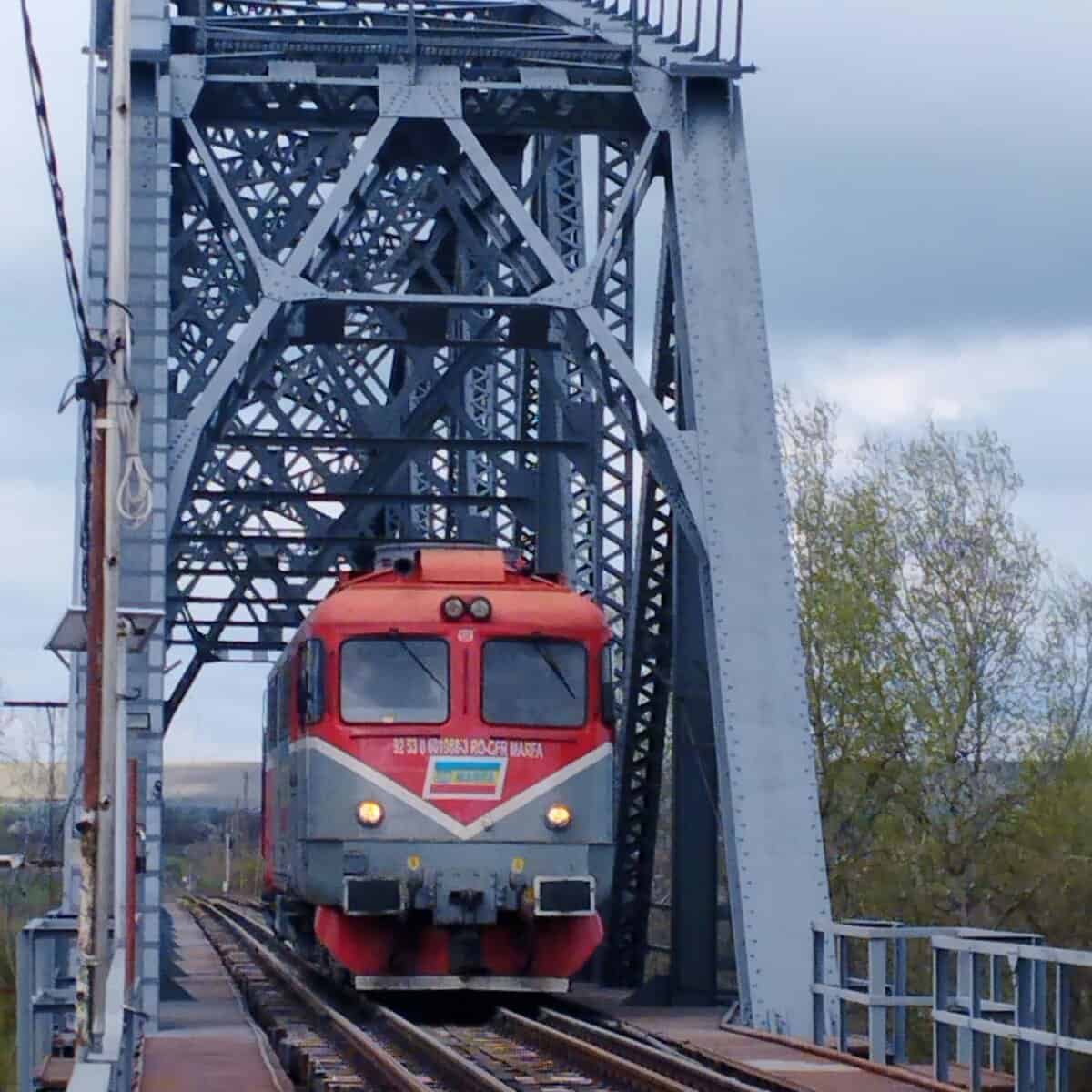 Locomotiva românească, cu ecartament normal, a ajuns în Republica Moldova