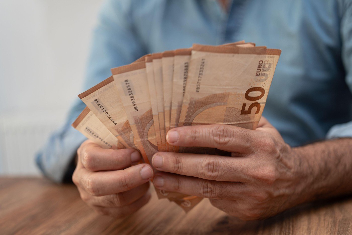 Locuri de muncă în logistică, cu salarii de peste 2.300 de euro în Franța, caută candidați români Compania STEF, specializată în logistică alimentară, recrutează personal în Franța, oferind salarii competitive și beneficii atractive