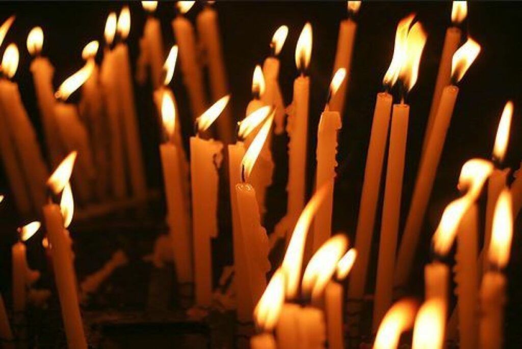 Ce faci cu cele 12 lumânări de Joi Mari? Secretul puțin știut