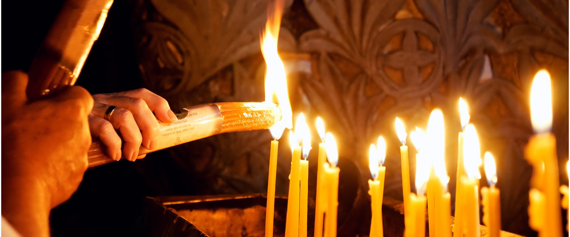 Ce faci cu LUMINA Sfântă după slujbă și ce semnifică cu adevărat