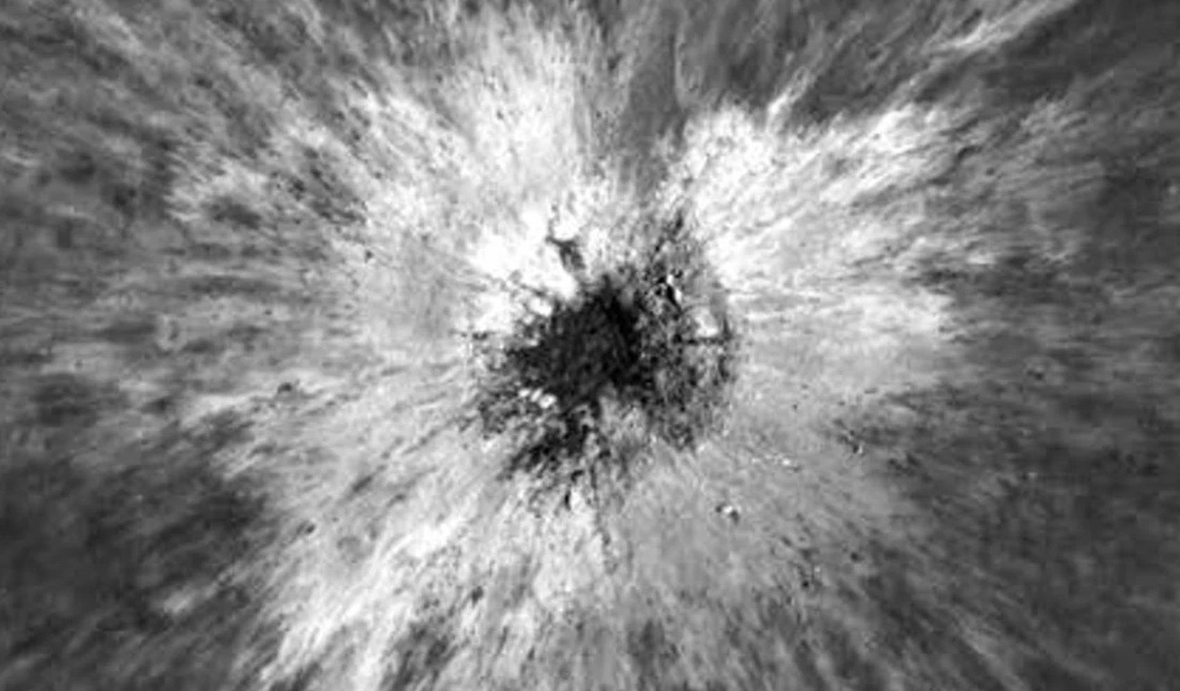 Nou CRATER pe Lună, IMORTALIZAT de NASA: Are 225 de metri!