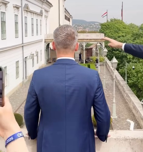 Viața bate filmul: Peter Magyar l-a zărit pe Orban la balcon, la Palat
