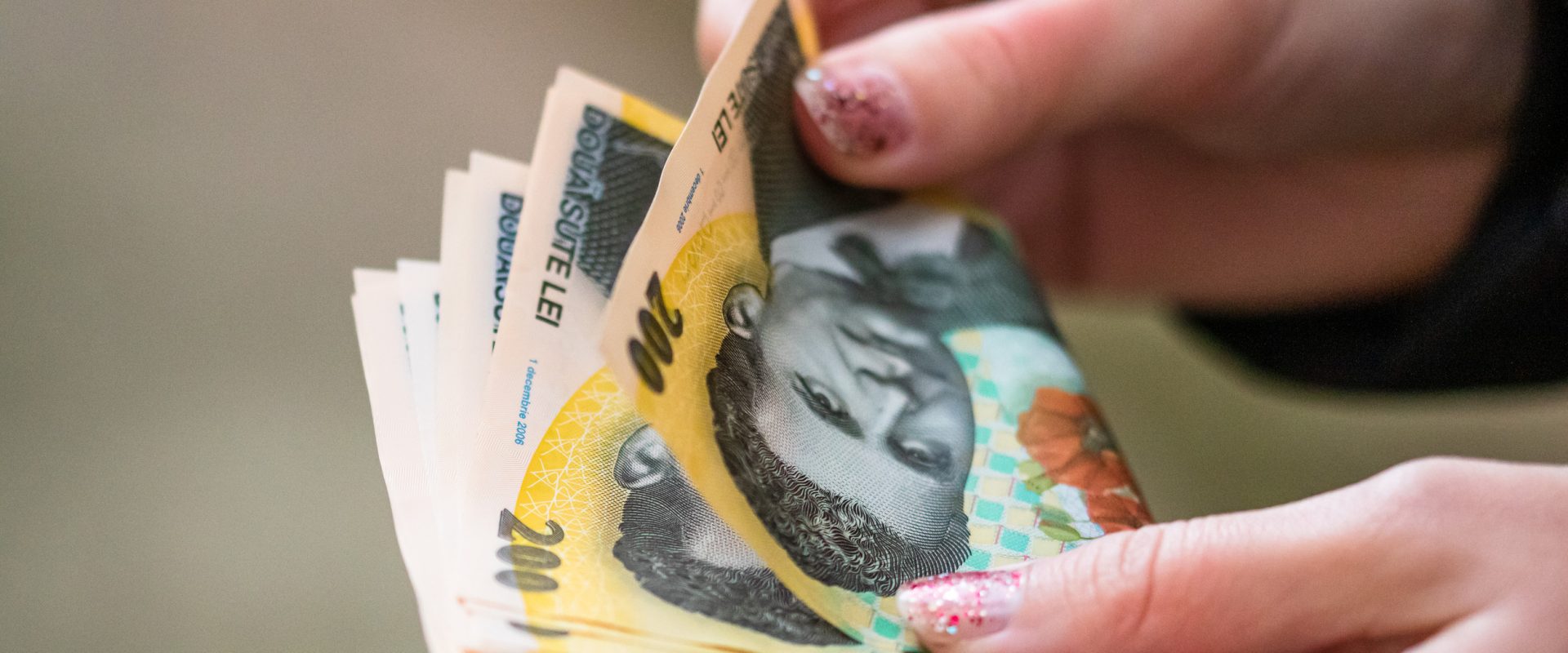 Salariile cresc, dar tinerii NU se simt mai bogați: De ce nemulțumirea persistă