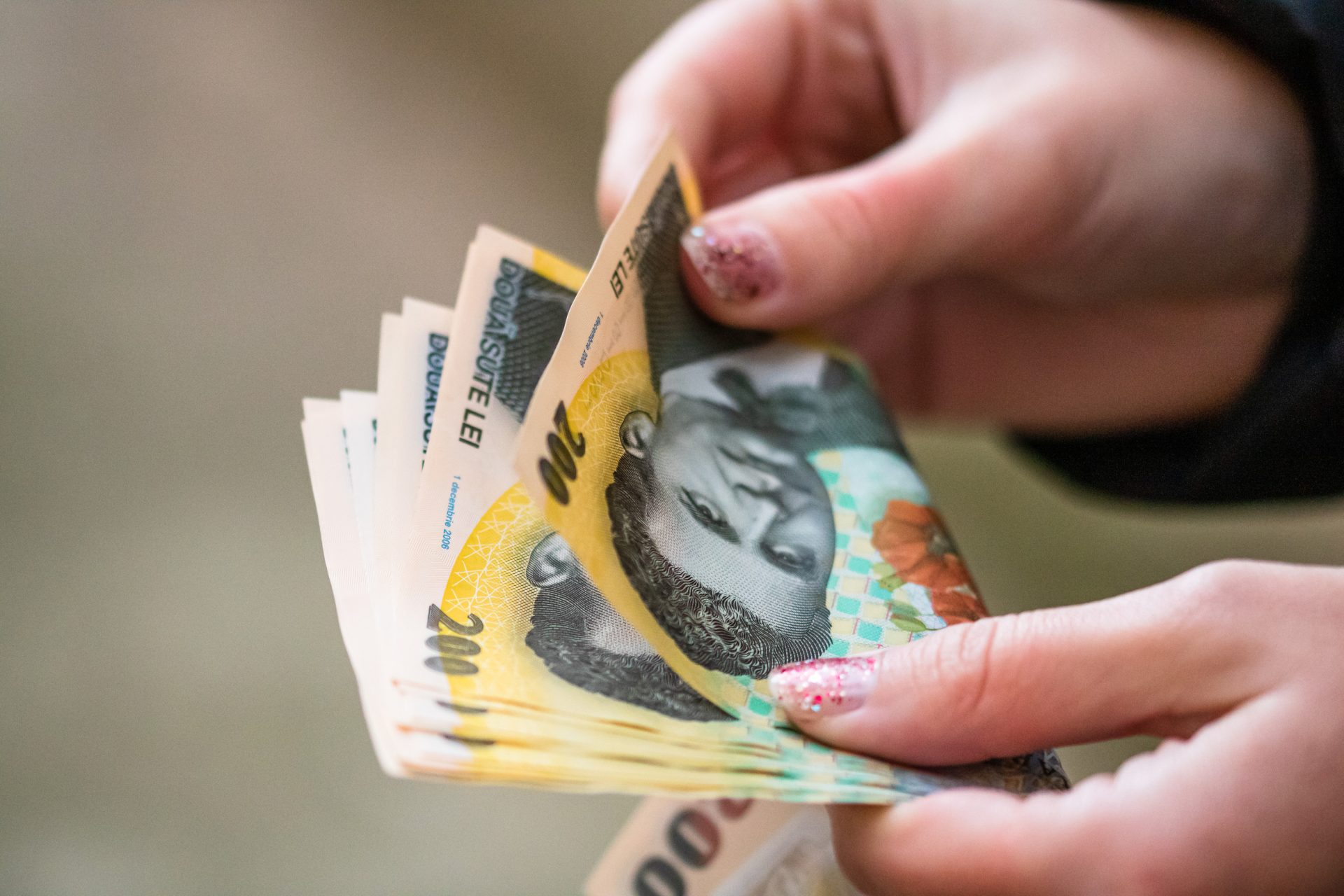 Salariile cresc, dar tinerii NU se simt mai bogați: De ce nemulțumirea persistă