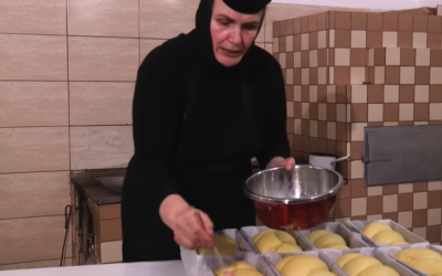 Cozonacii de la Mănăstirea Adam: Rețeta Sfinților care te trimite-n copilărie