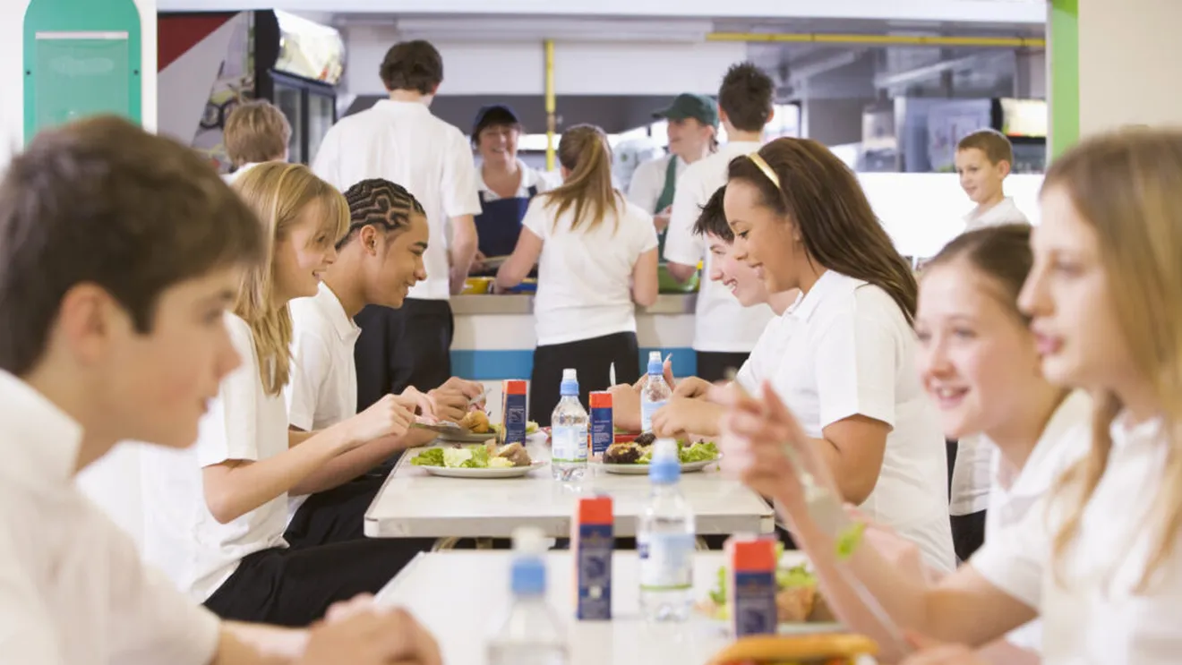 Britanicii lovesc obezitatea: Zahăr și prăjeli, ELIMINATE din școlile Marii Britanii