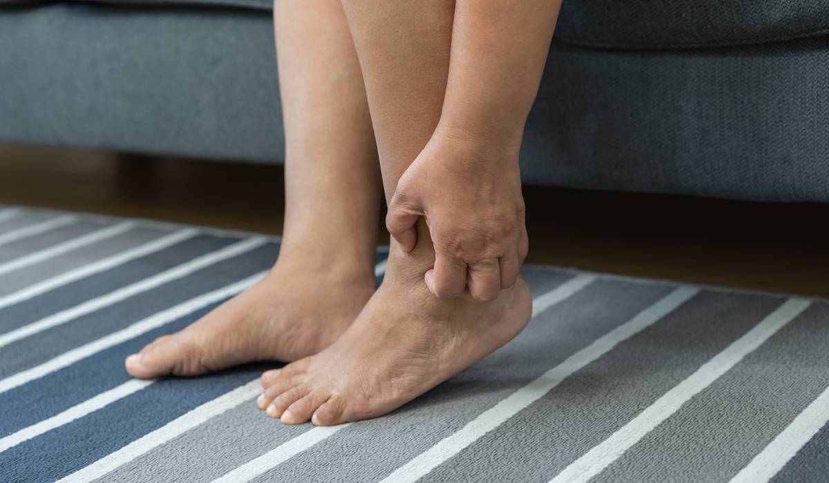 Umflături pe picioare: Semnal de alarmă pentru diabet, boli de ficat sau rinichi