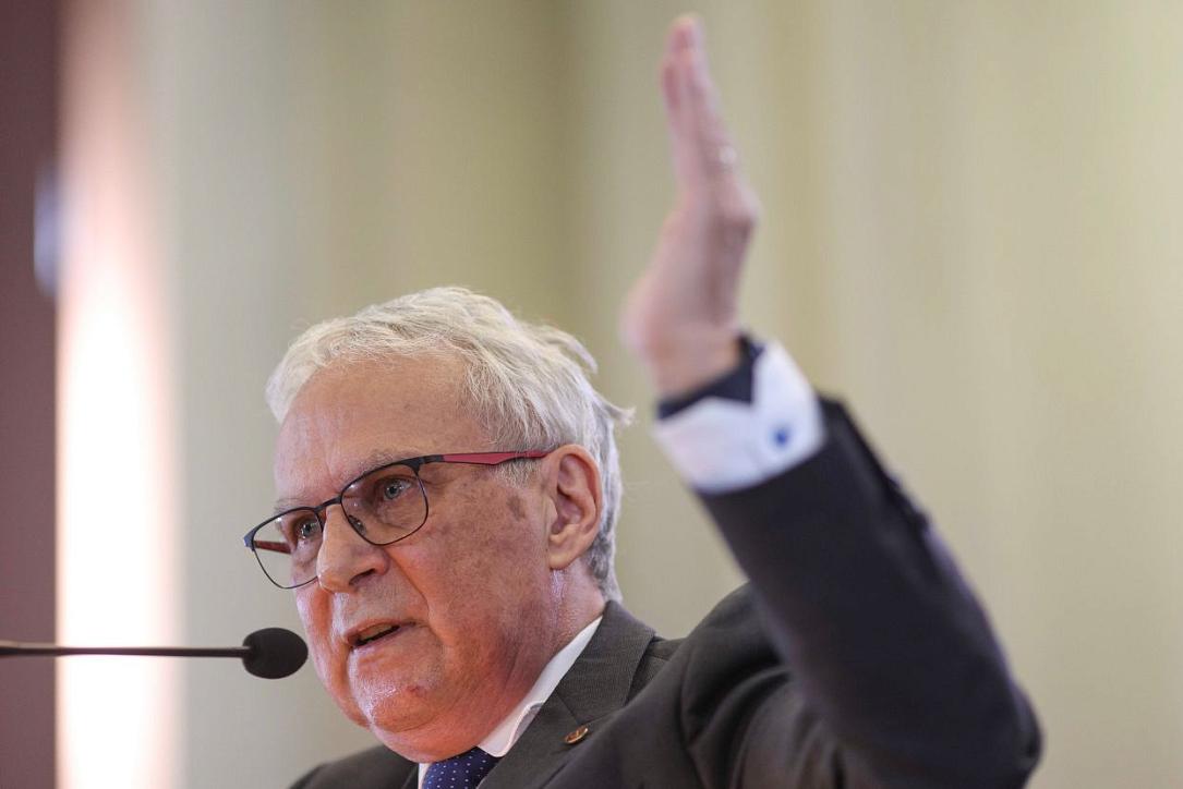 Andruh, nou președinte al Academiei Române: Cine e omul de știință