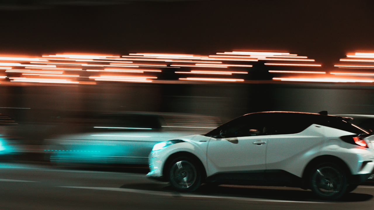 Cât costă o mașină în 2026? RCA, revizii, carburant – calculul complet!