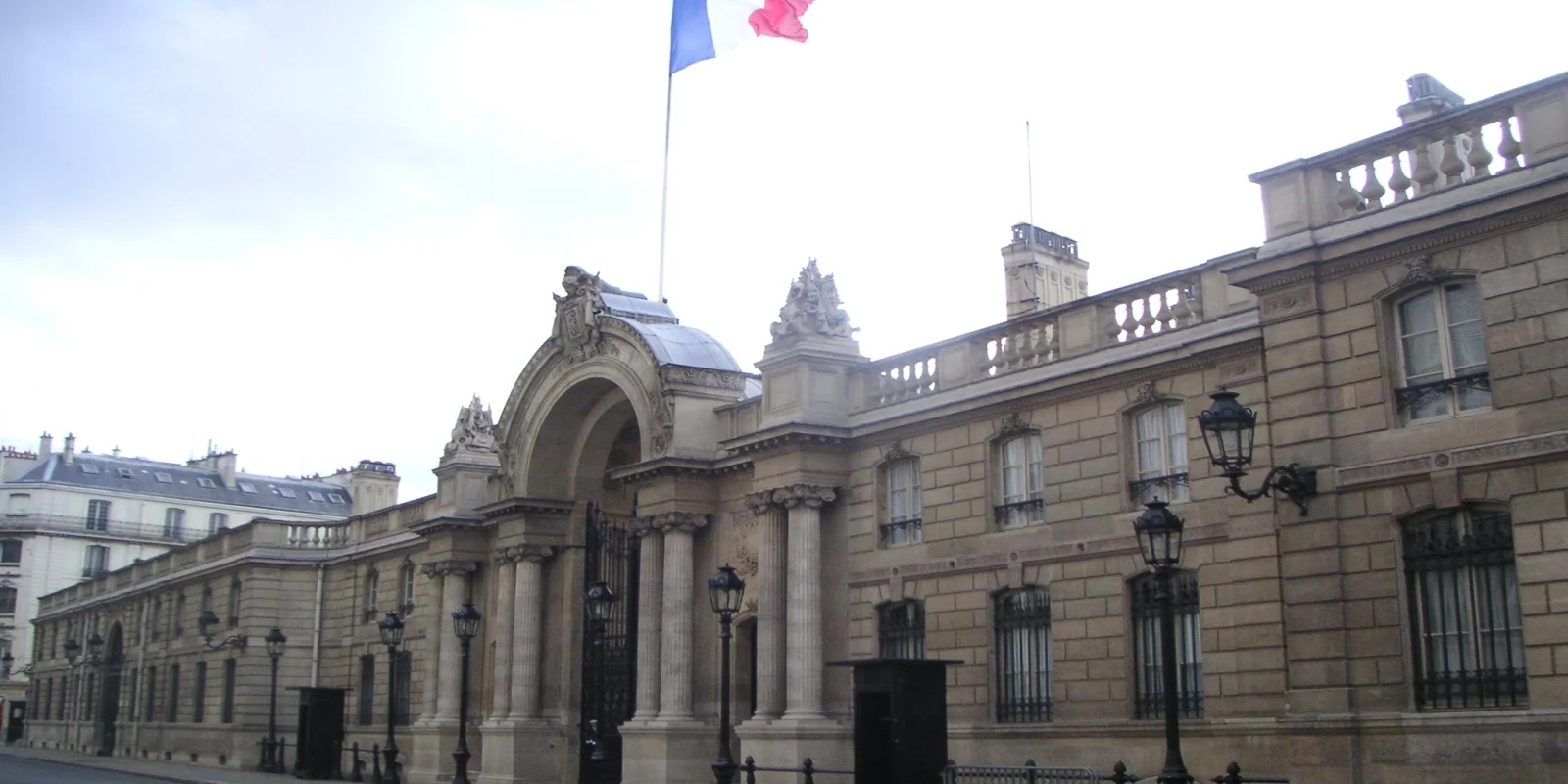 Uși închise la Elysee: Poliția, respinsă într-un dosar de corupție