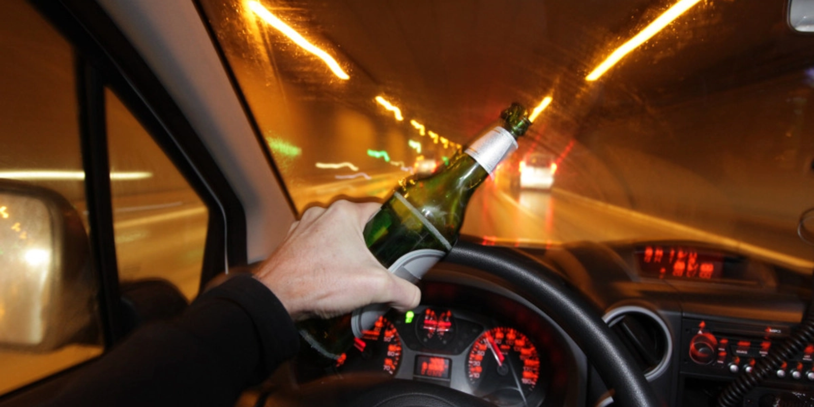 Bărbat beat criță, cu copiii de 1 și 3 ani în mașină
