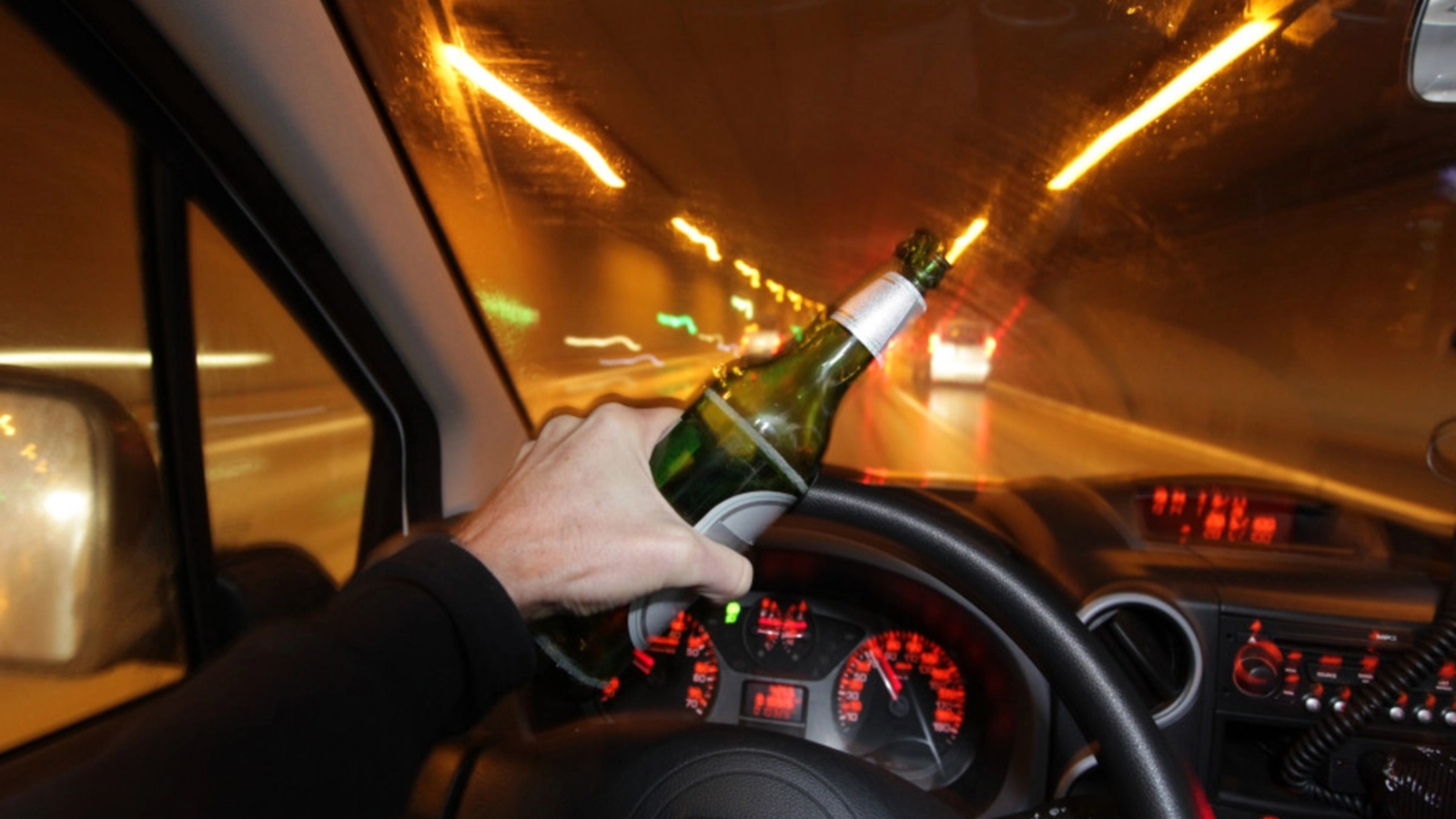 Bărbat beat criță, cu copiii de 1 și 3 ani în mașină