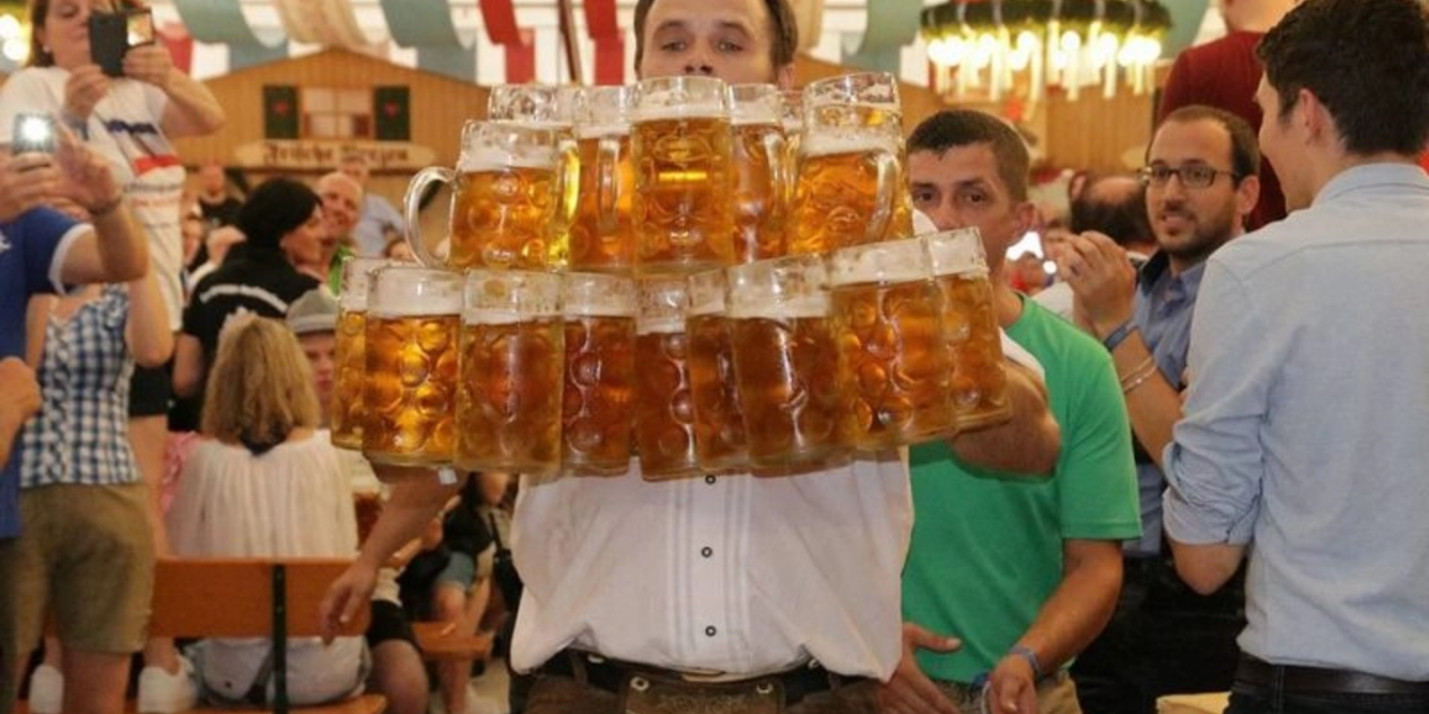 Vaccin anti-COVID, la halbă: Berea-minune, găselnița virusologilor