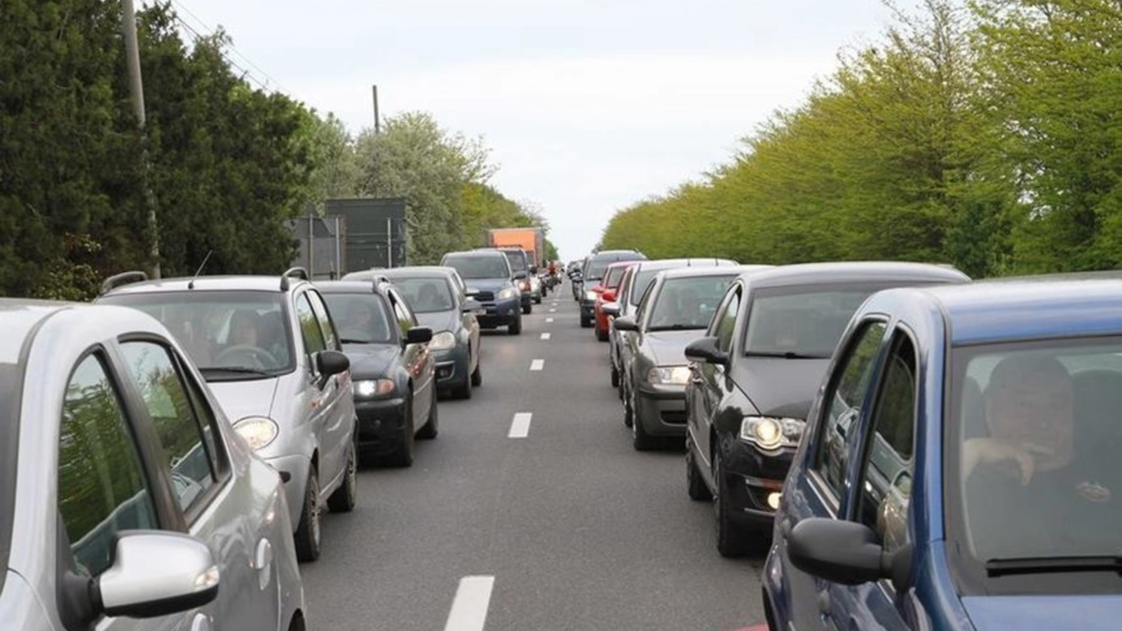 Aglomerație pe drumuri după Paște: Poliția recomandă rute ocolitoare șoferilor