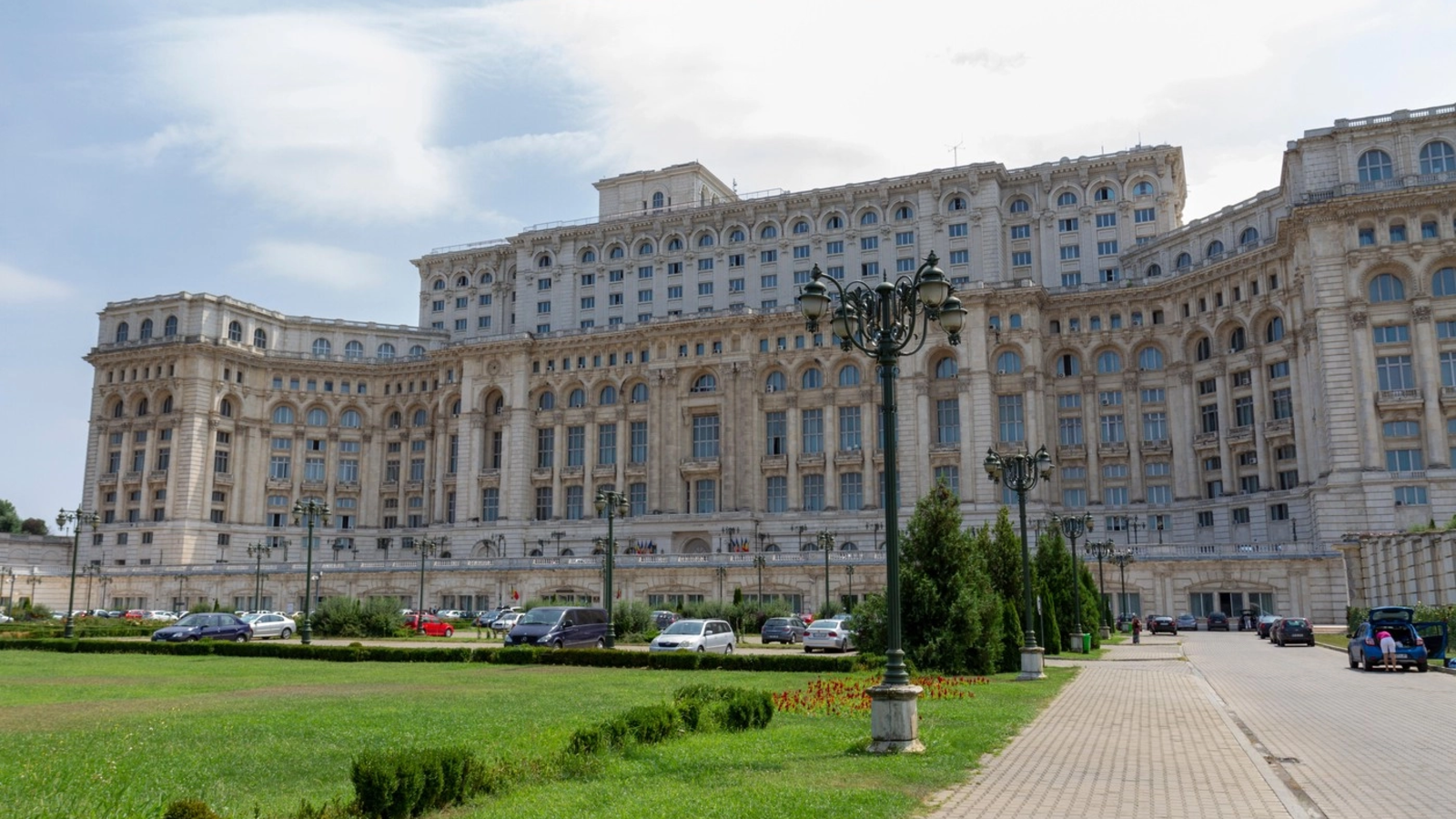 Palatul Parlamentului, luminat albastru de Ziua Parkinson în București