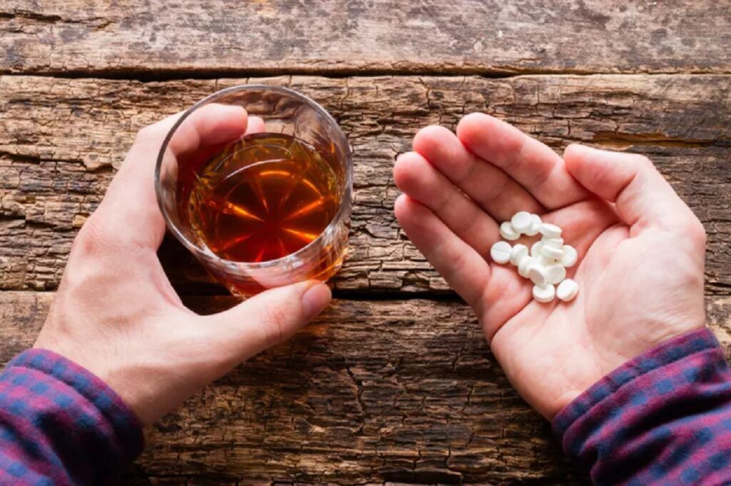 Ce combinație ucide: Alcool și pastile antiacide/antiinflamatoare