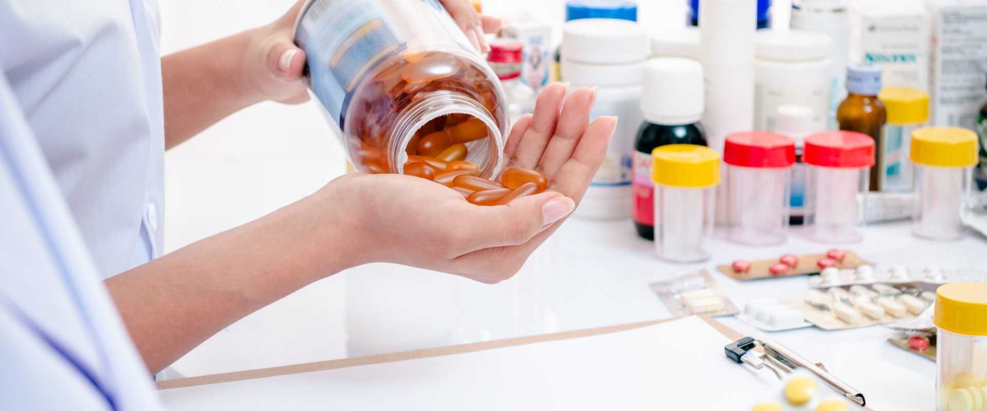 Alimente și medicamente: Combinații periculoase care pot anula efectul tratamentului Bucuria unei mese copioase poate fi umbrită de riscuri necunoscute, mai ales când vine vorba de administrarea medicamentelor