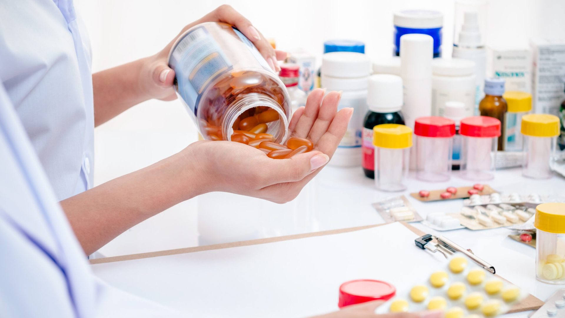 Alimente și medicamente: Combinații periculoase care pot anula efectul tratamentului Bucuria unei mese copioase poate fi umbrită de riscuri necunoscute, mai ales când vine vorba de administrarea medicamentelor