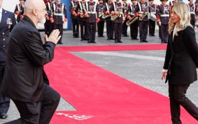 Gest neașteptat: Premierul, îngenuncheat în fața șefei de guvern din Italia