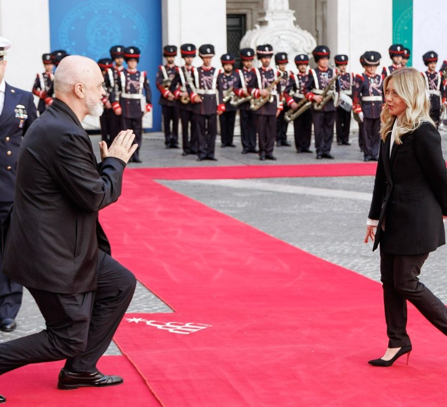 Gest neașteptat: Premierul, îngenuncheat în fața șefei de guvern din Italia