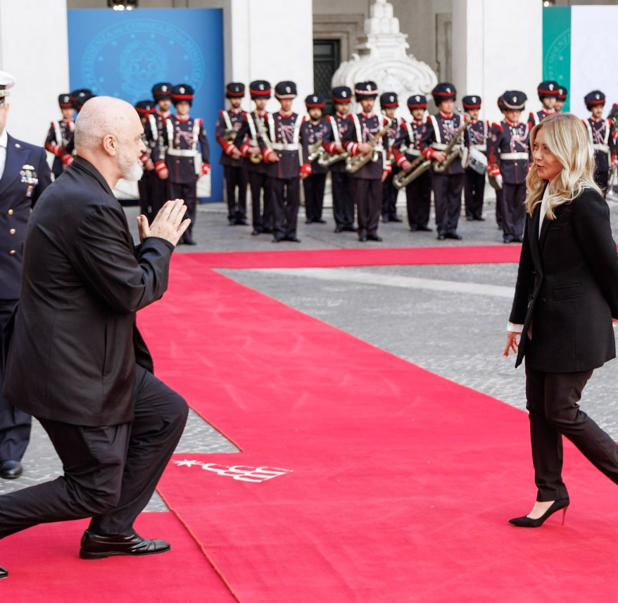 Gest neașteptat: Premierul, îngenuncheat în fața șefei de guvern din Italia