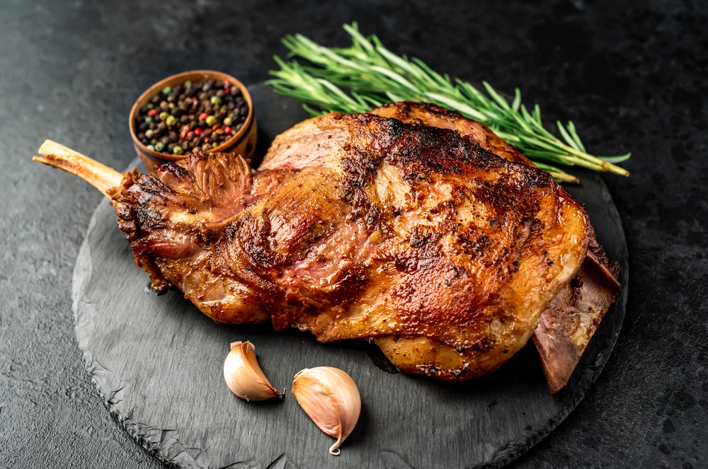 Atenție la condimentul care poate strica gustul mielului de Paște Bucătarii avertizează: un singur condiment, folosit greșit, poate transforma deliciul tradițional al mielului de Paște într-o experiență culinară neplăcută