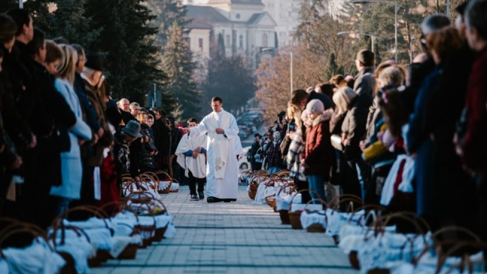 Mii de oameni au participat la tradiționala sfințire a bucatelor la Miercurea-Ciuc MIERCUREA-CIUC – Zeci de mii de oameni au luat parte duminică, în centrul municipiului Miercurea-Ciuc, la ceremonia de sfințire a bucatelor cu ocazia Paștelui Catolic