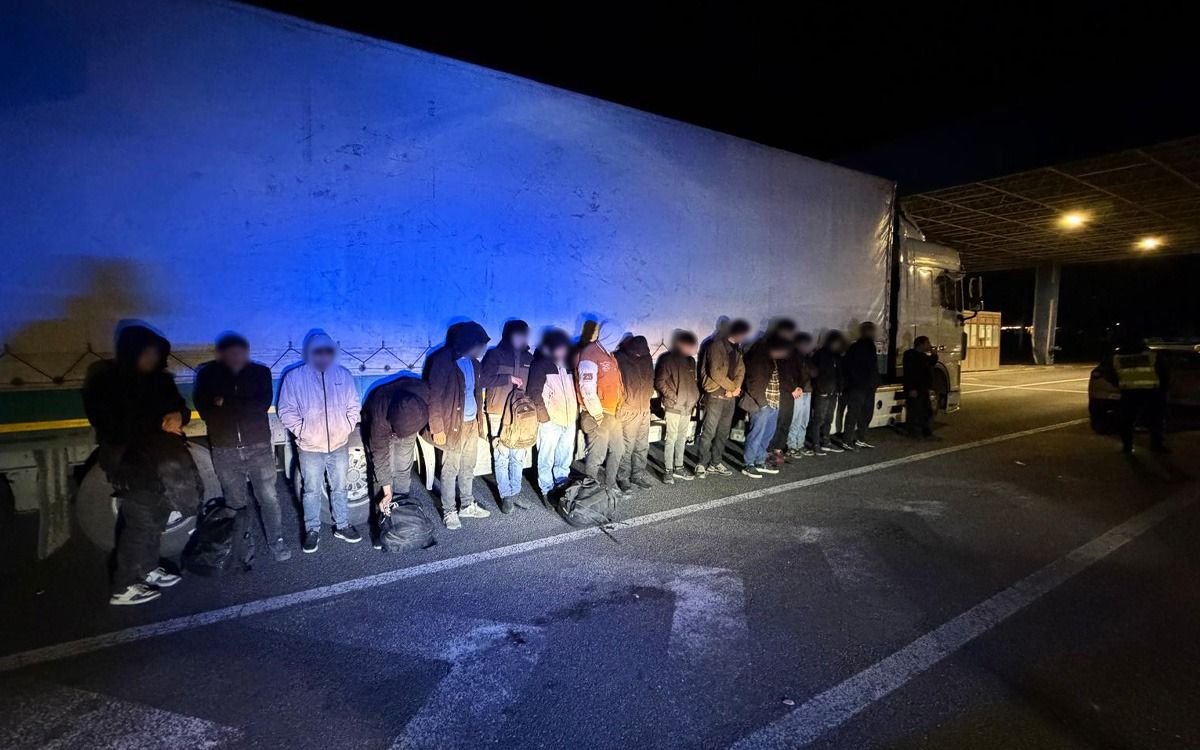 Polițiștii de frontieră din Nădlac au descoperit 16 migranți ascunși într-un automarfar pe autostrada A1, în noaptea de duminică spre luni