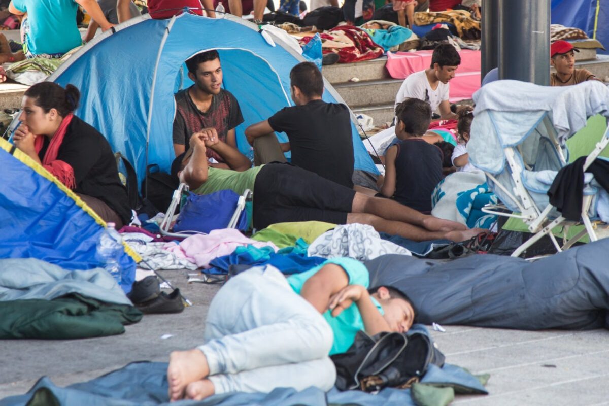 Britanicii mută 10.000 de migranți din hoteluri în comunități