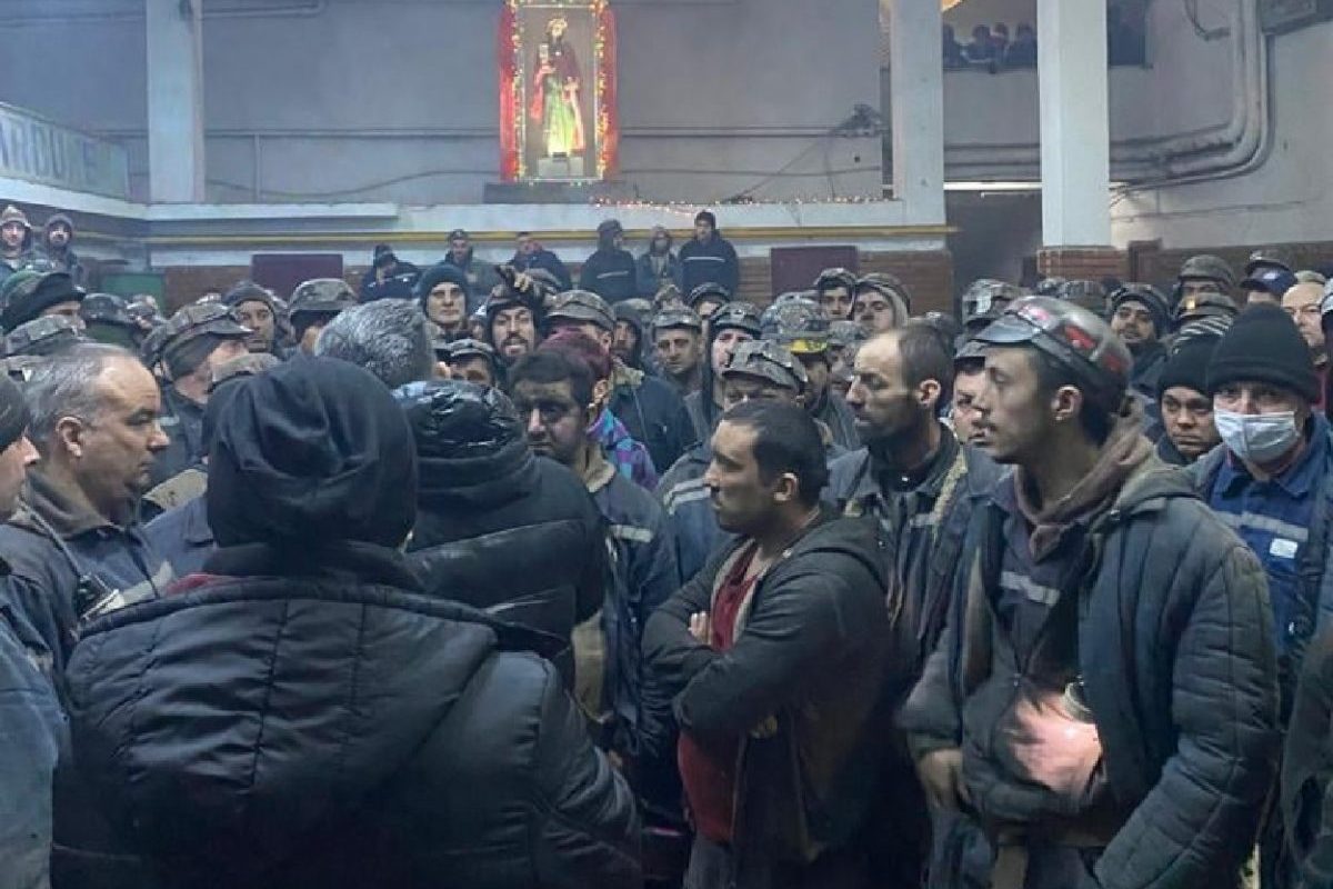 Minerii de la minele Vulcan, Lupeni și Livezeni au declanșat un protest spontan miercuri dimineața, refuzând să intre în subteran