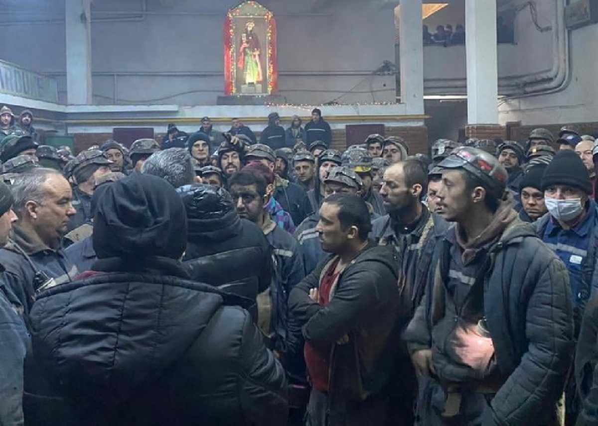 Minerii de la minele Vulcan, Lupeni și Livezeni au declanșat un protest spontan miercuri dimineața, refuzând să intre în subteran