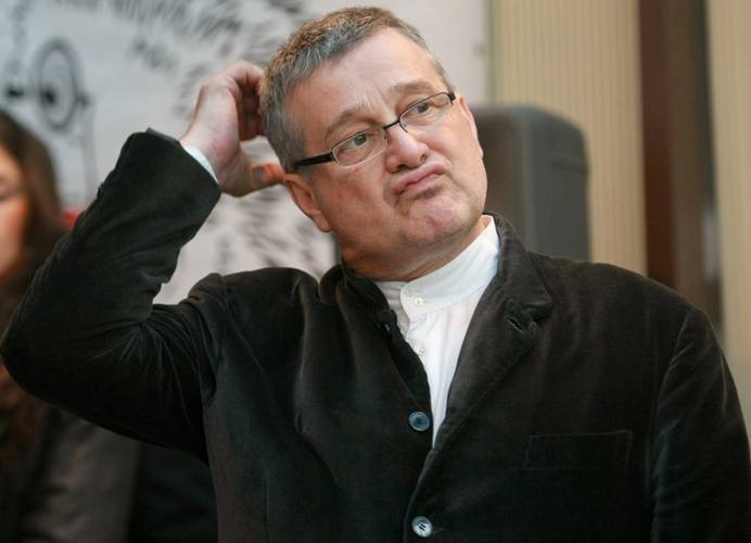 FOTO: Incendiu devastator la casa poetului Mircea Dinescu din Cetate