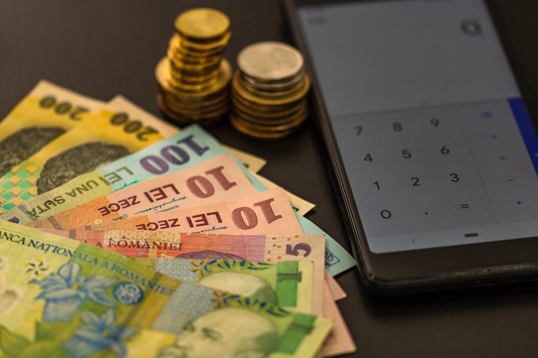 Deficitul de cont curent al României, în scădere în primele luni, datoria externă crește