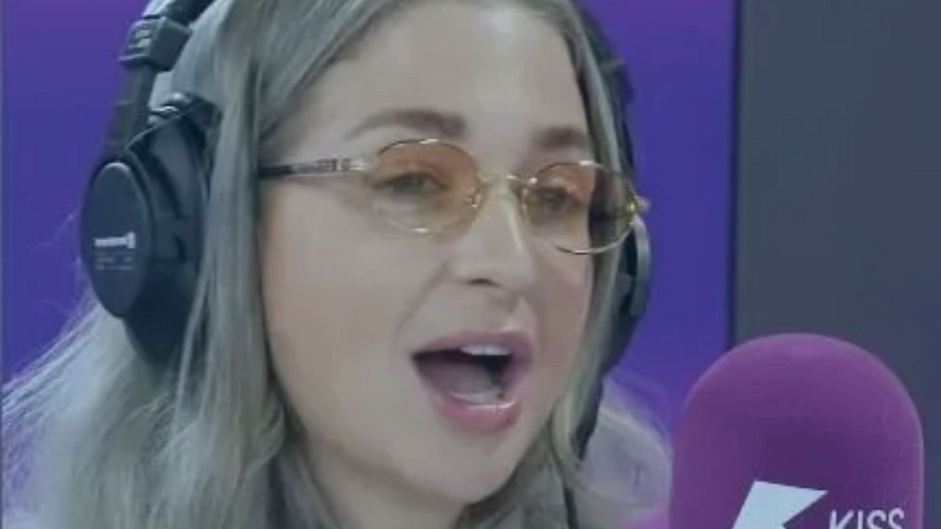 Harriet Rose, prezentatoare radiofonica de succes, părăsește Kiss FM după șase ani de colaborare Harriet Rose, cunoscută pentru emisiunile sale radiofonice și aparițiile sale în cadrul emisiunii derivate „The Masked Singer”, a anunțat că a părăsit postul de radio Kiss FM