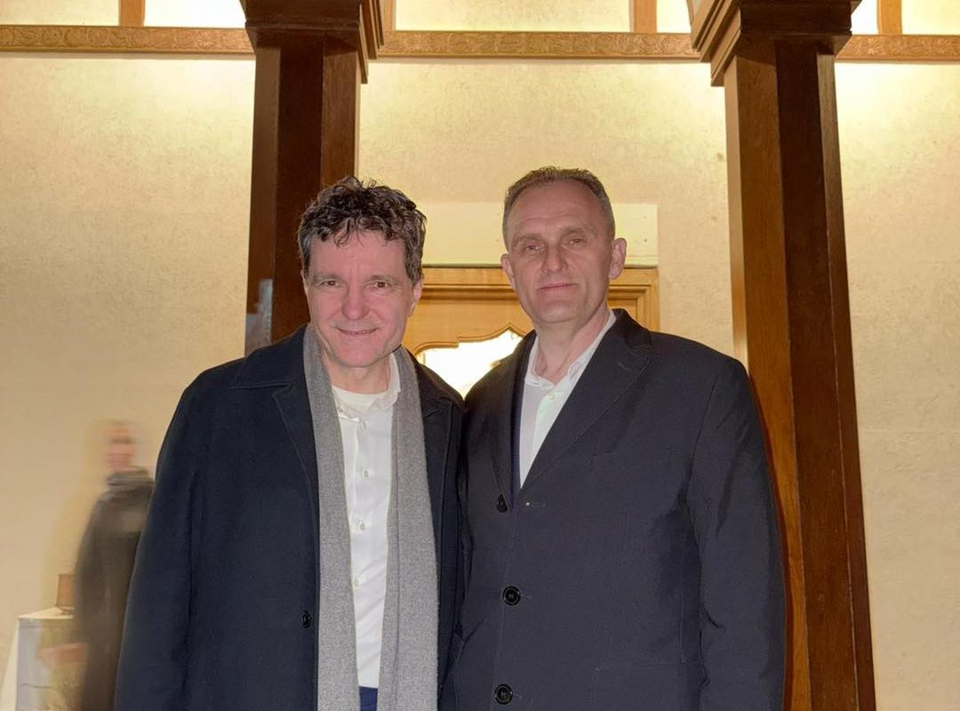 Nicușor Dan, cu șeful PSD Prahova, vizită neașteptată la mănăstire