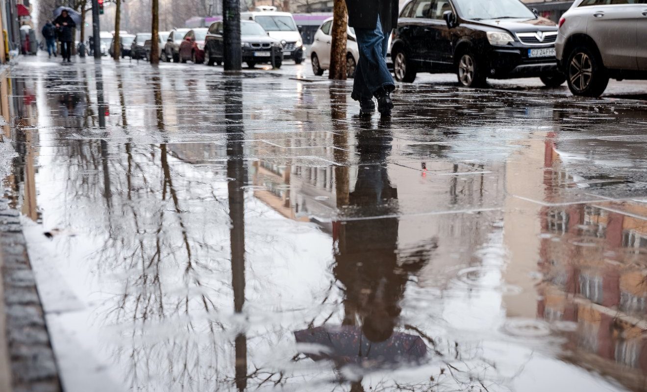 Vremea capricioasă lovește: Un factor dispare chiar AZI, altul persistă