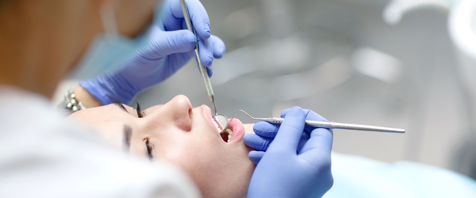 Persoanele în vârstă care amână vizitele la dentist din cauza costurilor se pot confrunta cu un risc crescut de boli cardiovasculare și demență, potrivit unui studiu recent realizat de cercetători de la Universitatea din Boston (BUSPH), SUA