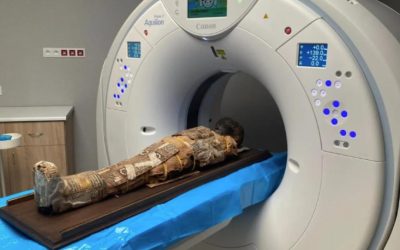 O mumie egipteană de 2000 de ani ascundea un secret șocant pe piept