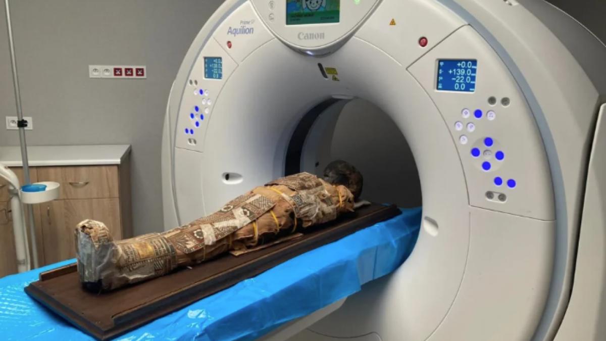 O mumie egipteană de 2000 de ani ascundea un secret șocant pe piept